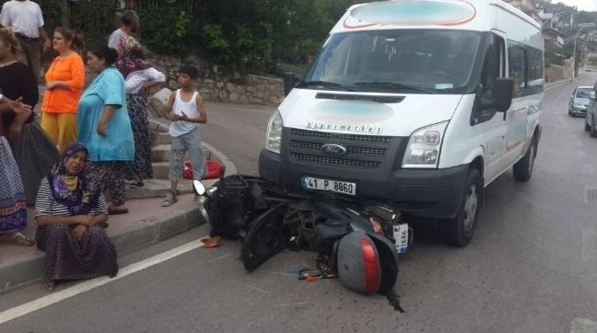 Kocaeli&rsquo;de Motosikletle Servis Aracı &Ccedil;arpıştı: 2 Yaralı