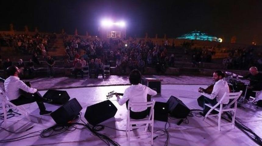 Filistinli Kardeşlerden Oluşan M&uuml;zik Grubu A&ccedil;ık Hava Sahnesi&rsquo;nde Sakaryalılarla Buluştu