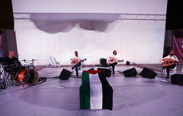 Filistinli Kardeşlerden Oluşan M&uuml;zik Grubu A&ccedil;ık Hava Sahnesi&rsquo;nde Sakaryalılarla Buluştu 1