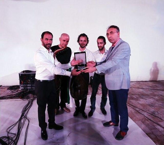 Filistinli Kardeşlerden Oluşan M&uuml;zik Grubu A&ccedil;ık Hava Sahnesi&rsquo;nde Sakaryalılarla Buluştu 3