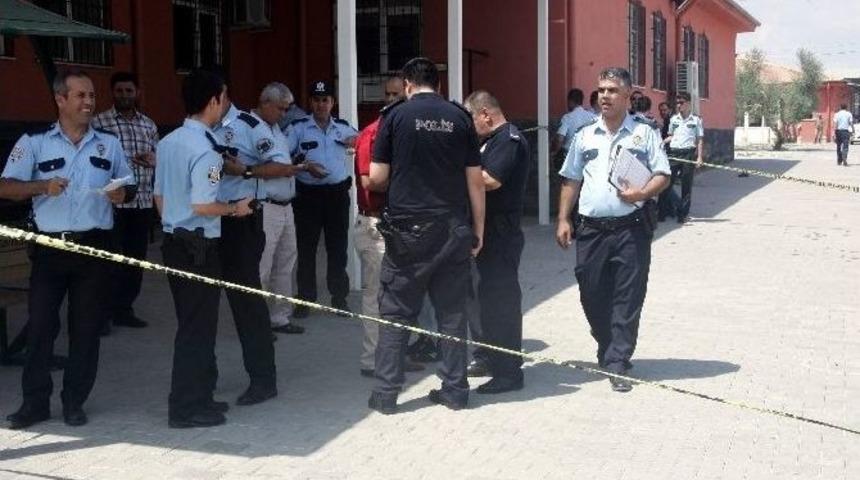 Cezaevi &Ouml;n&uuml;nde Silahlı Kavga: 1 &Ouml;l&uuml; 1 Yaralı