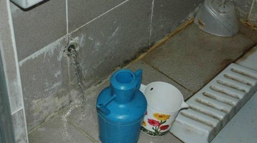 Caminin Muslukları &Ccedil;alınınca Cemaat Abdest Alamadı