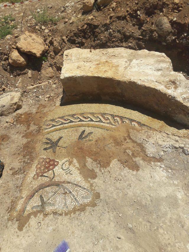 Kilis'te kaçak kazıda mozaik bulundu