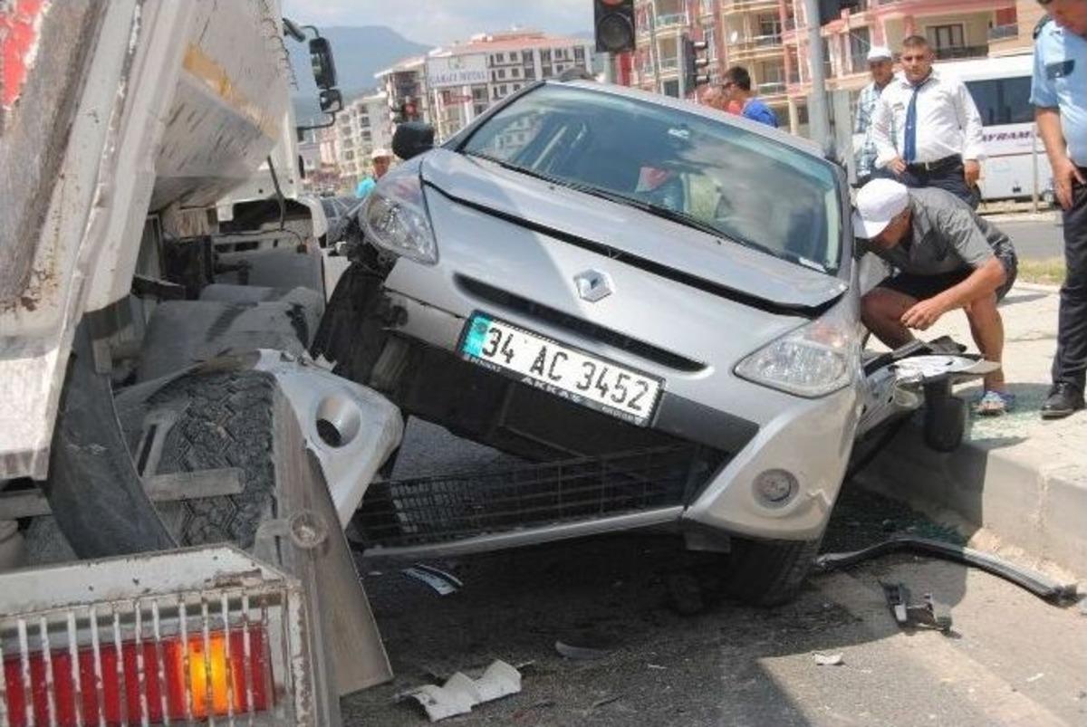 Tır'ın S&uuml;r&uuml;klediği Otomobilde 2 Kişi Yaralandı