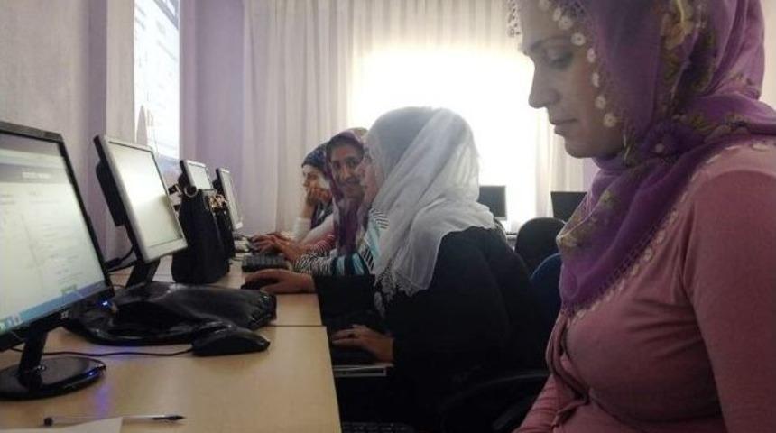 Kenar Semtlerdeki Kadınlara İnternet &Ouml;ğretildi