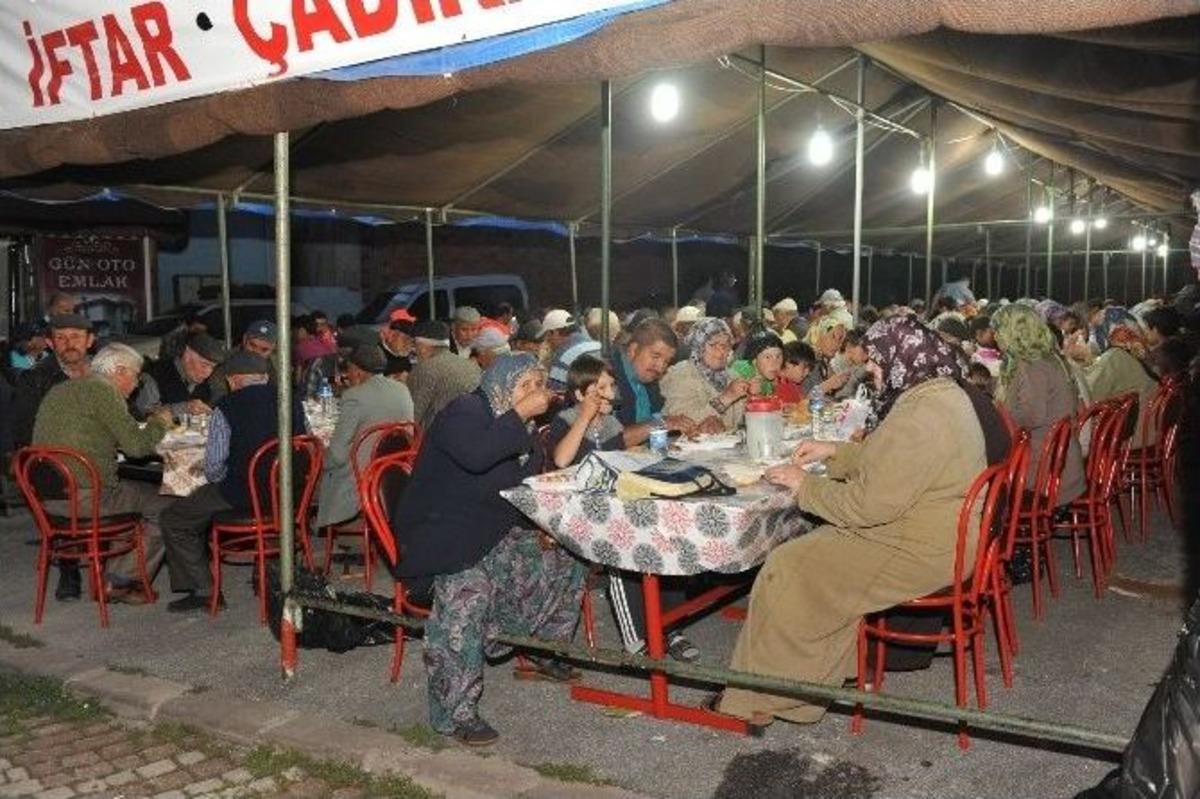 Boz&uuml;y&uuml;k Belediyesi İftar &Ccedil;adırı Her Akşam G&ouml;revde