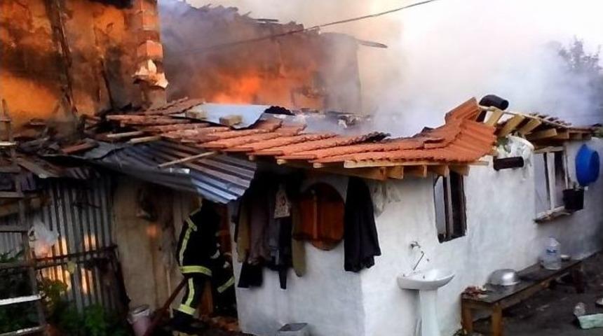 İneg&ouml;l&rsquo;deki Yangında 2 Katlı Ev Yandı