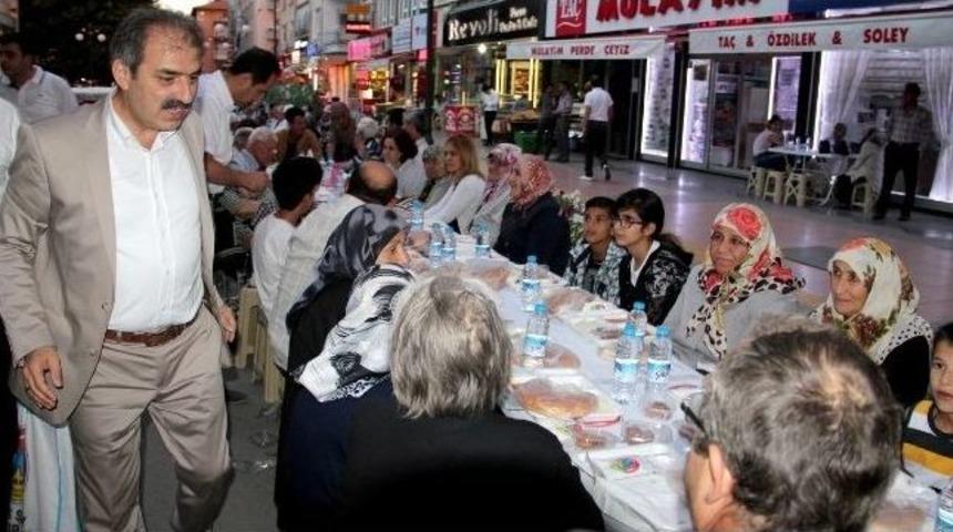 1 Kilometrelik İftar Masasına 9 Bin Kişi Oturdu