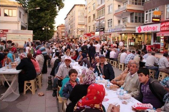 1 Kilometrelik İftar Masasına 9 Bin Kişi Oturdu