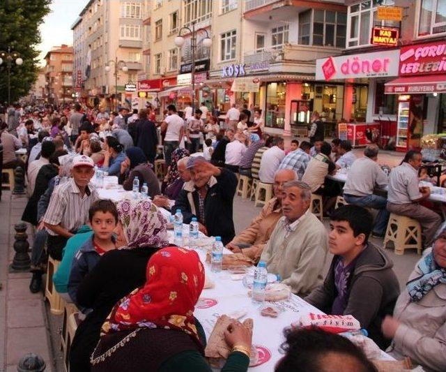 1 Kilometrelik İftar Masasına 9 Bin Kişi Oturdu