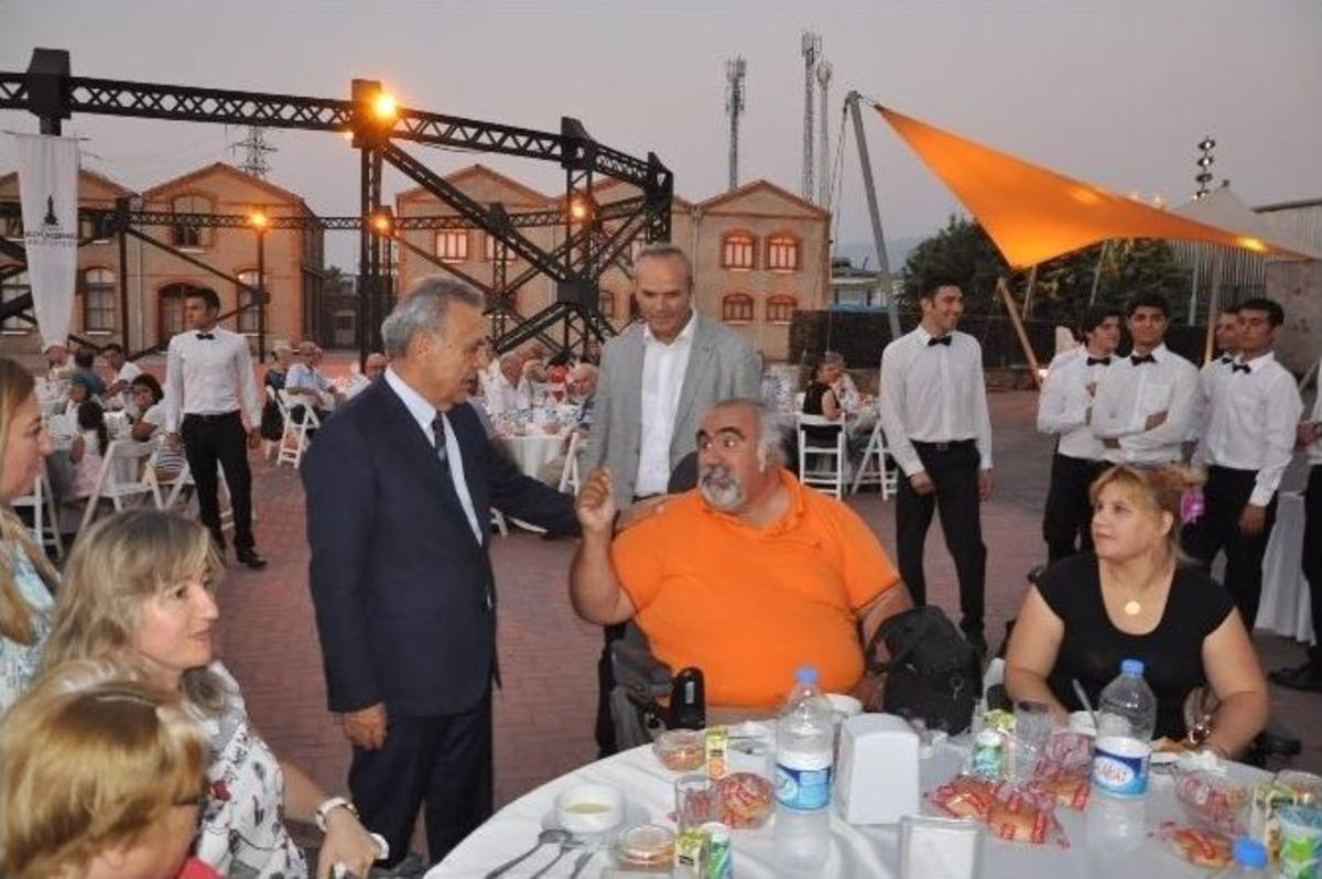 İzmir B&uuml;y&uuml;ksehir, Engelliler Ve Ailelerine İftar Verdi