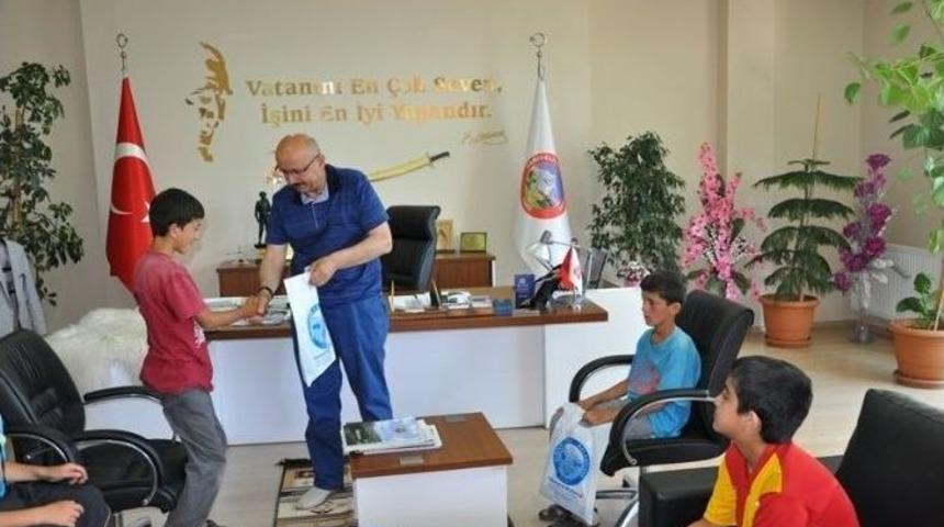 Yolda Buldukları Parayı Belediyeye Teslim Ettiler