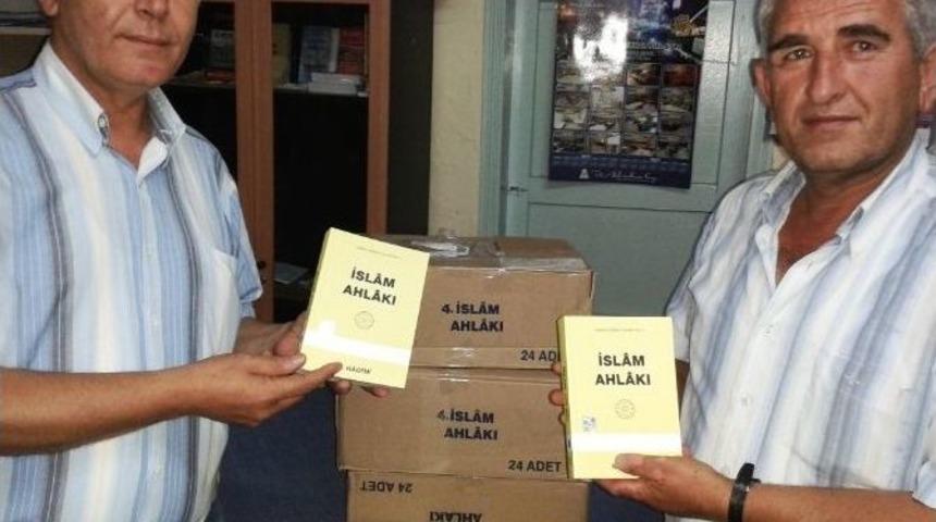 İlk Emekli Aylığıyla K&ouml;yl&uuml;ye İlmihal Kitabı Dağıttı