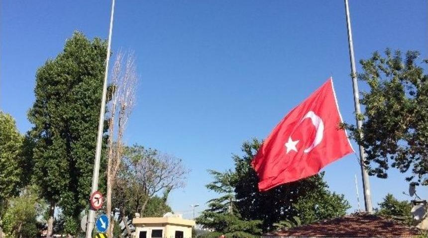 İstanbul&rsquo;da Bayraklar Yarıya İndirildi