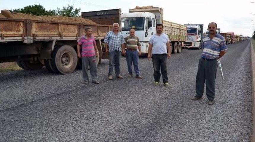 Tır Şof&ouml;rleri Kayseri-adana Karayolunu Trafiğe Kapattı