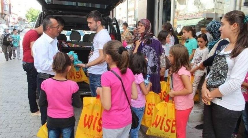 Beyşehir&rsquo;de &Ccedil;ocuklara Kıyafet Yardımı