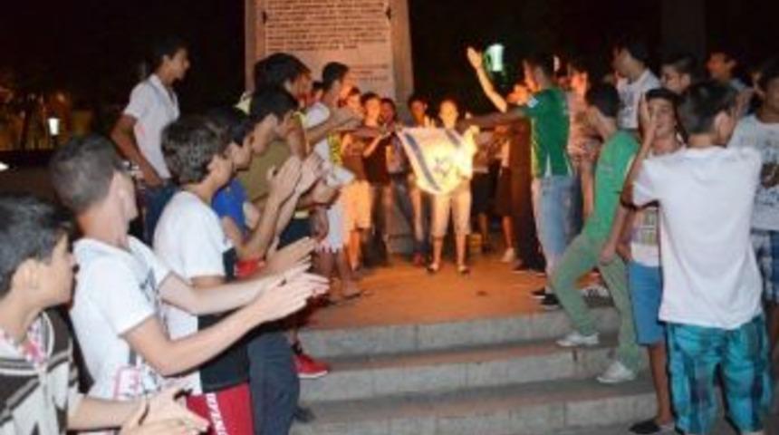 İsrail'e Tepkilerini Bayrak Yakara G&ouml;sterdiler