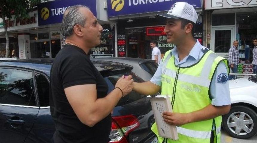 Yayaya Yol Veren S&uuml;r&uuml;c&uuml;lere &Ccedil;ikolata