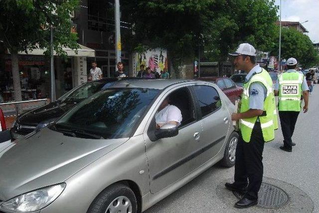 Yayaya Yol Veren S&uuml;r&uuml;c&uuml;lere &Ccedil;ikolata 1