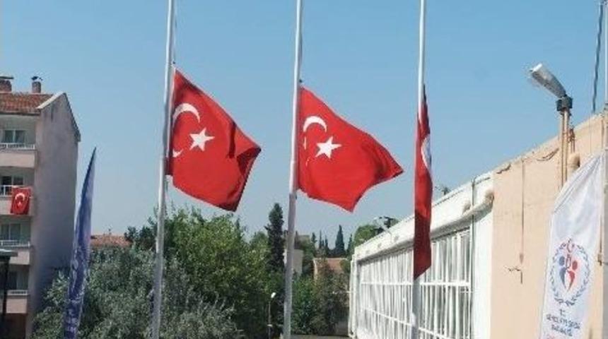 Aydın'da Bayraklar Filistin İ&ccedil;in Yarıya &Ccedil;ekildi
