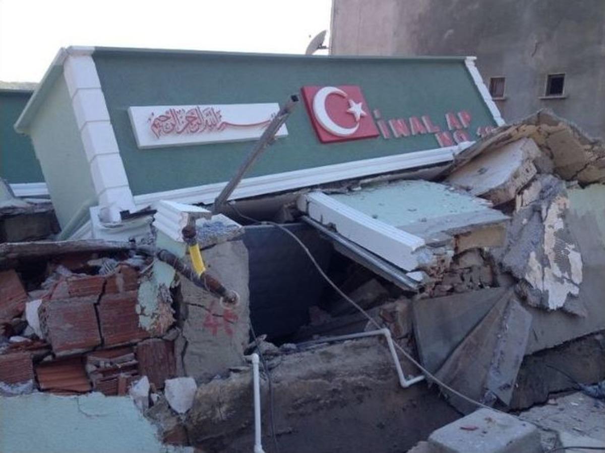 (&ouml;zel Haber) Arnavutk&ouml;y&rsquo;de 3 Katlı Bina &Ccedil;&ouml;kt&uuml;: Ahırdaki 16 Hayvan Telef Oldu