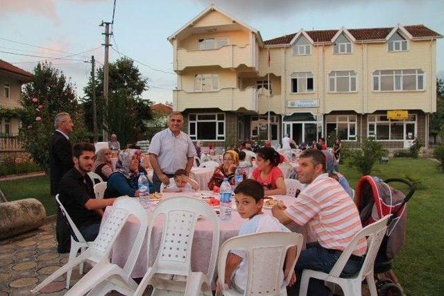 Hendek Çamlıca Mahalle Sakinlerine İftar Verildi