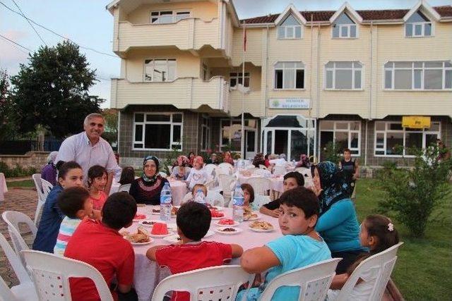 Hendek Çamlıca Mahalle Sakinlerine İftar Verildi