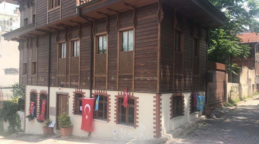 Meral Akşener'in evinin &ouml;n&uuml;ne mektuplar bırakıldı