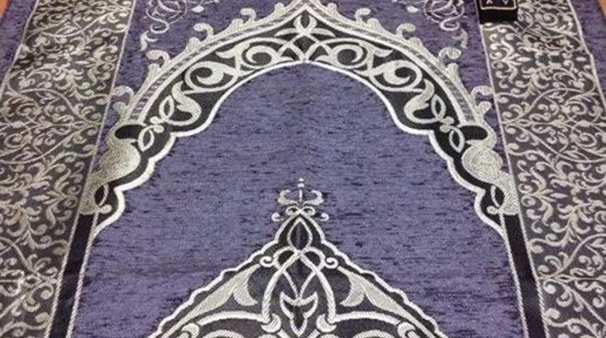 Bu Seccade Namaz Kılmayı &Ouml;ğretiyor