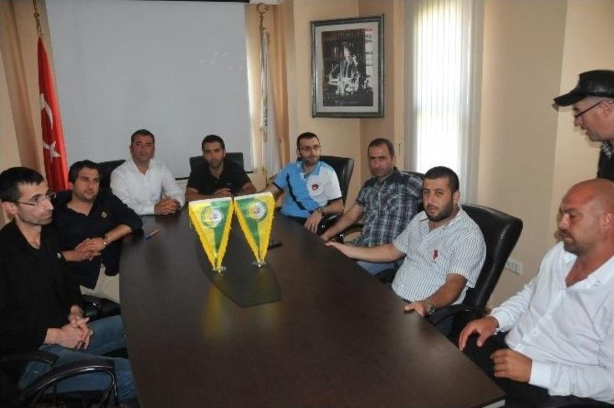 Ak&ccedil;akocaspor&rsquo;da S&ouml;zleşmeler Yenilendi