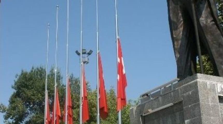 D&uuml;zce'de Bayraklar Yarıya İndi