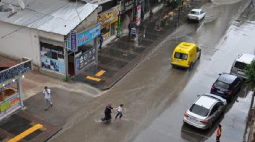 Sağnak Yağış Elazığ&rsquo;ı Serinletti