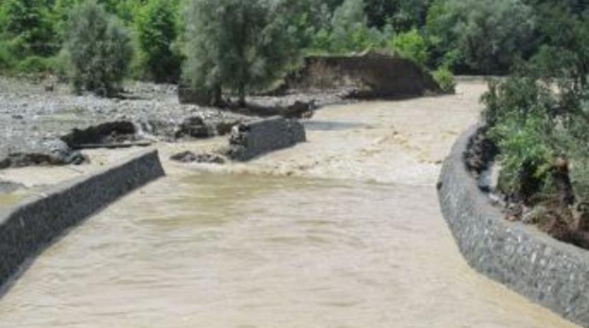 Alaplı Mollabey K&ouml;y&uuml;nde sel  &ccedil;ok b&uuml;y&uuml;k zarar verdi