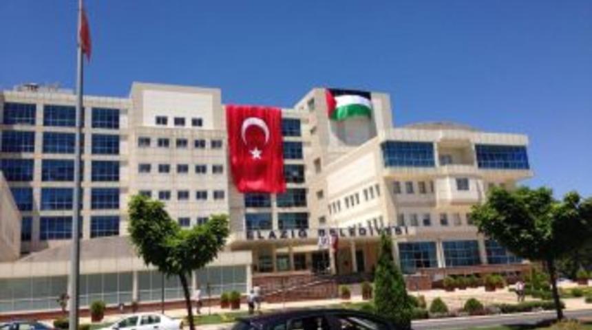 Elazığ Belediyesine Filistin Bayrağı Asıldı