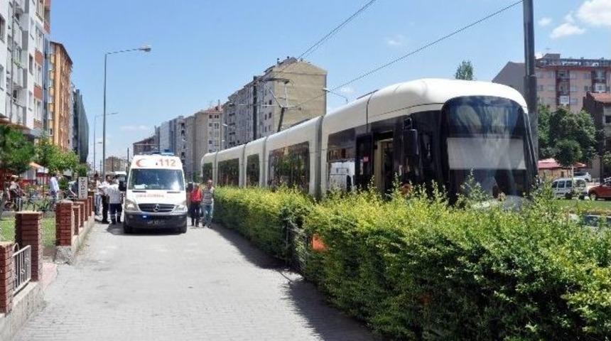 Tramvayla Bariyer Arasında Sıkışan Kadın Yaralandı