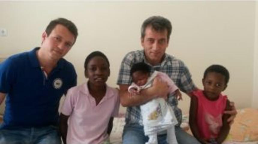 Polis Afrikalı Mağdur Aileye De Et Attı