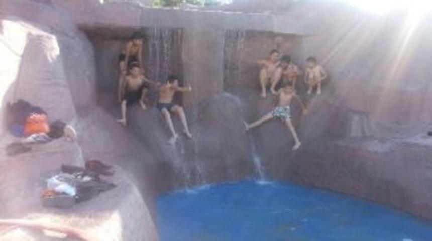 Y&uuml;zme Havuzu Değil, S&uuml;s Havuzu