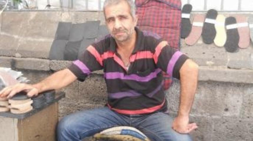 Ayakkabı Boyayarak Ailesini Ge&ccedil;indiriyor