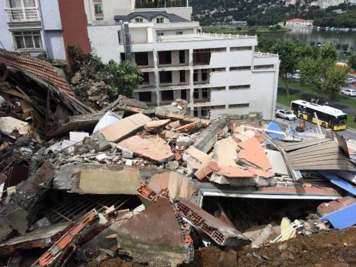 Çöken binanın bulunduğu sokakta büyük tehlike  G5