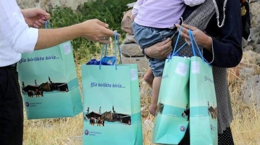 &Ccedil;ankırı Gen&ccedil;lik Derneği'nden &Ccedil;ocuklara Bayramlık