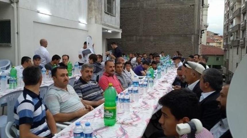 Boz&uuml;y&uuml;k Bayburtlular Derneği'nden İftar Yemeği