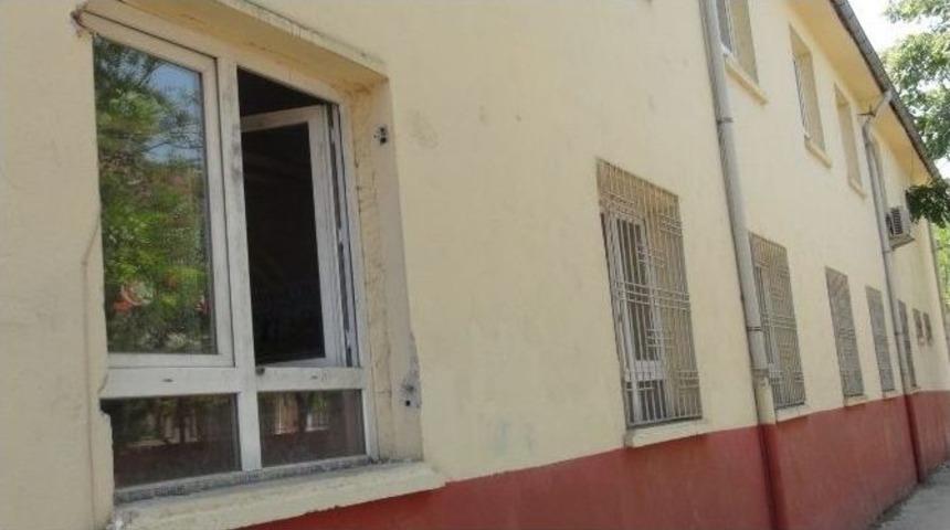 Okula Giren Hırsızlar, Kendilerini Kaydeden Kamera Kayıtlarını &Ccedil;aldı