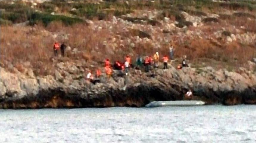 M&uuml;lteci Teknesi Battı, 1 Kişi &Ouml;ld&uuml;, 1 Kişi Kayıp