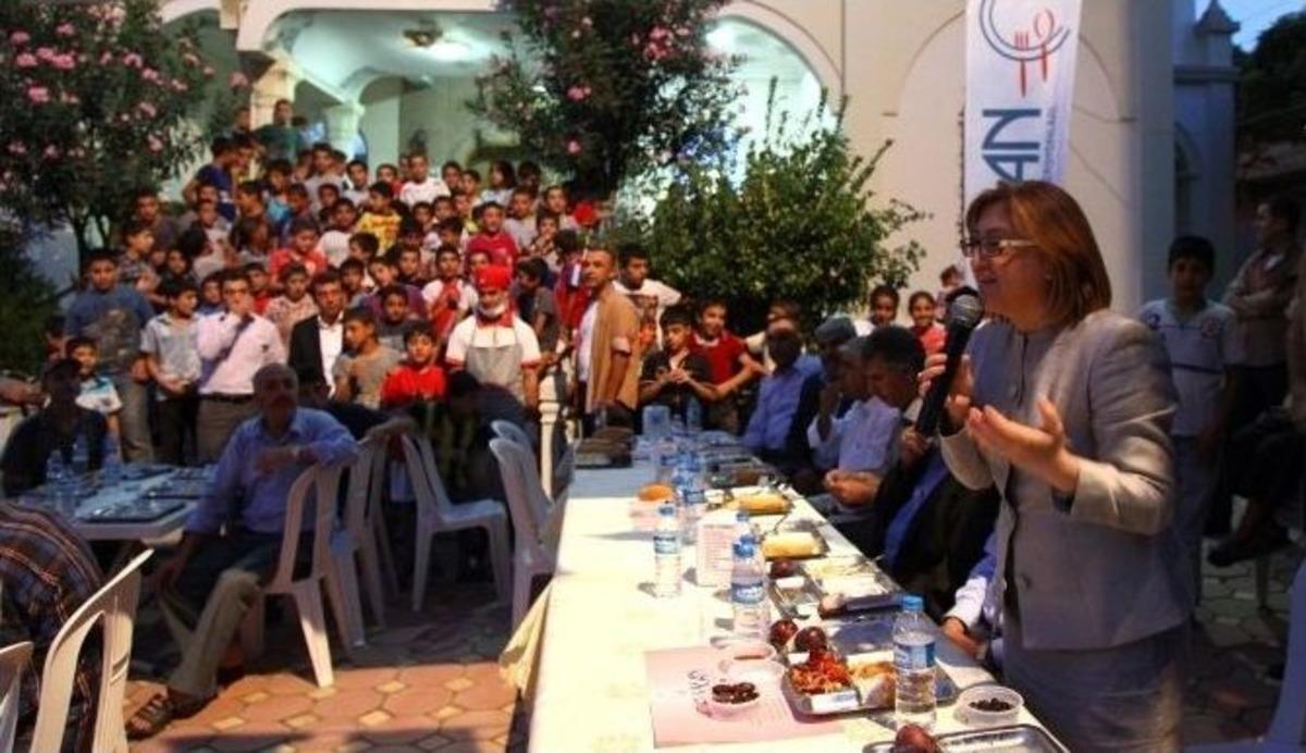 Şahin, Vatandaşlarla Camide İftarını A&ccedil;tı