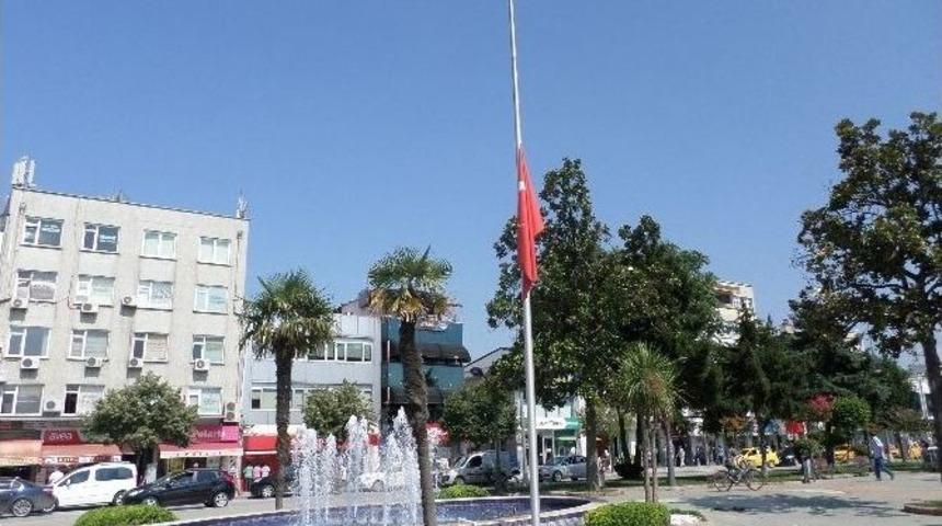 Sakarya&rsquo;da Bayraklar Yarıya İndirildi