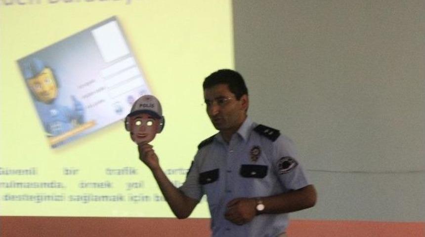 Polis Cami'de Seminer Verdi
