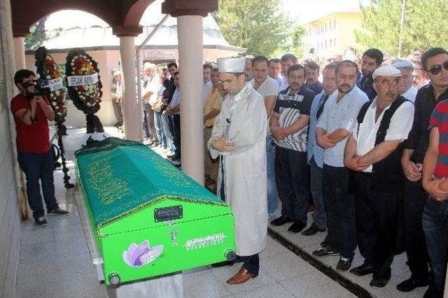 Kazada Hayatını Kaybeden &Ouml;ğretmen G&ouml;zyaşları Arasında Toprağa Verildi 1