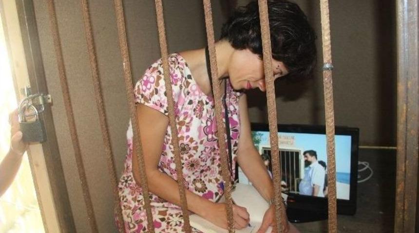 Y&uuml;z&uuml;ne G&uuml;l&uuml;p Arkasından Mı S&ouml;vd&uuml;n&uuml;z; Pişman Mısınız? K&uuml;&ccedil;&uuml;k Su&ccedil;lar Hapishanesi'ne Gelin, Yatın, &Ccedil;ıkın"