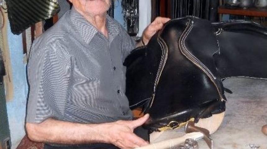 65 Yıldır Eyer Yaparak Ailesini Ge&ccedil;indiriyor