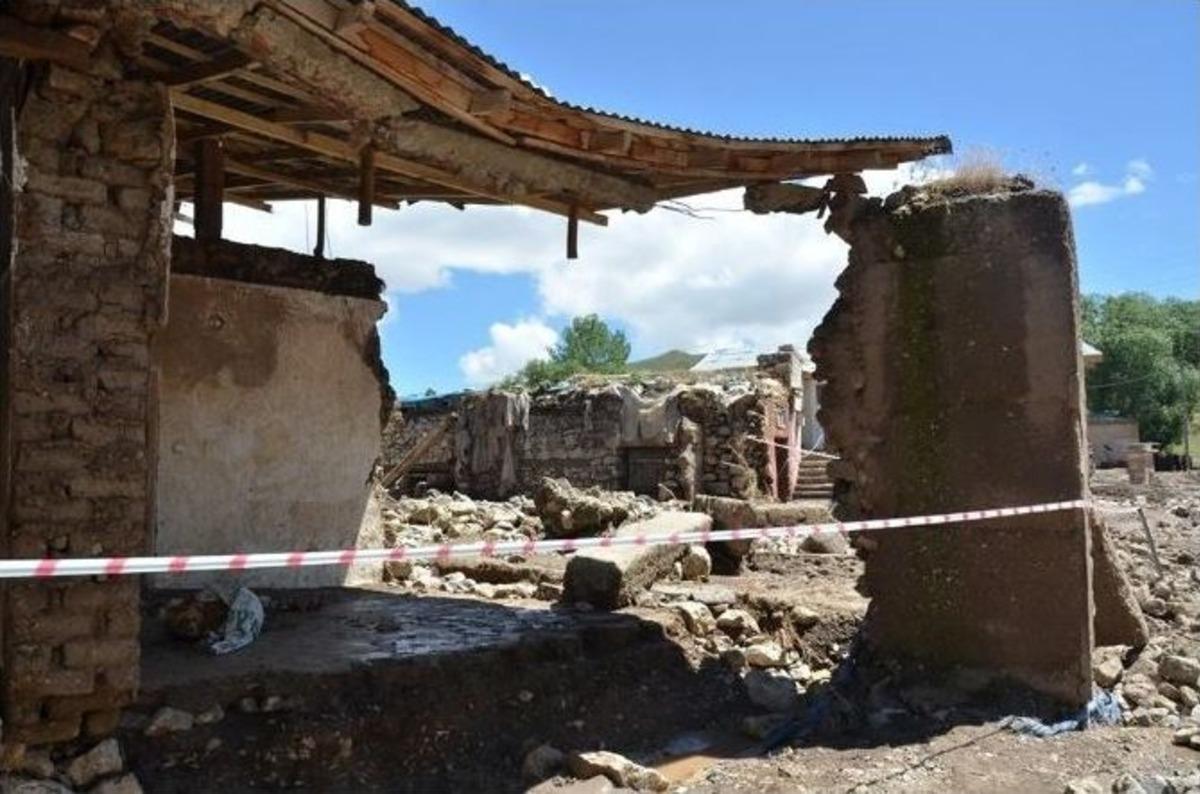 Vali Akdemir Sel Basan K&ouml;yde İncelemede Bulundu